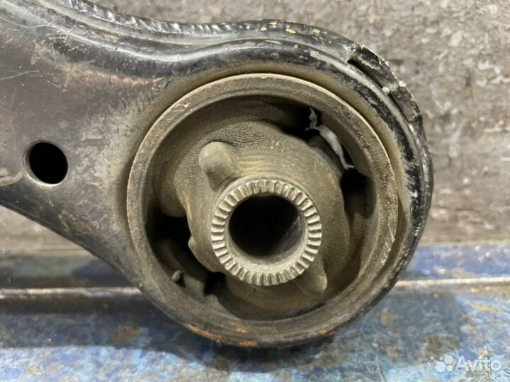 Рычаг нижний передний правый Toyota Camry V40