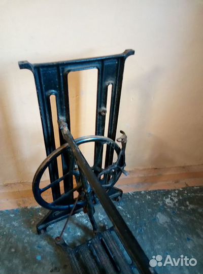 Чугунная станина швейной машинки