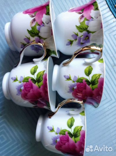 Кофейные и чайные чашки с блюдцами