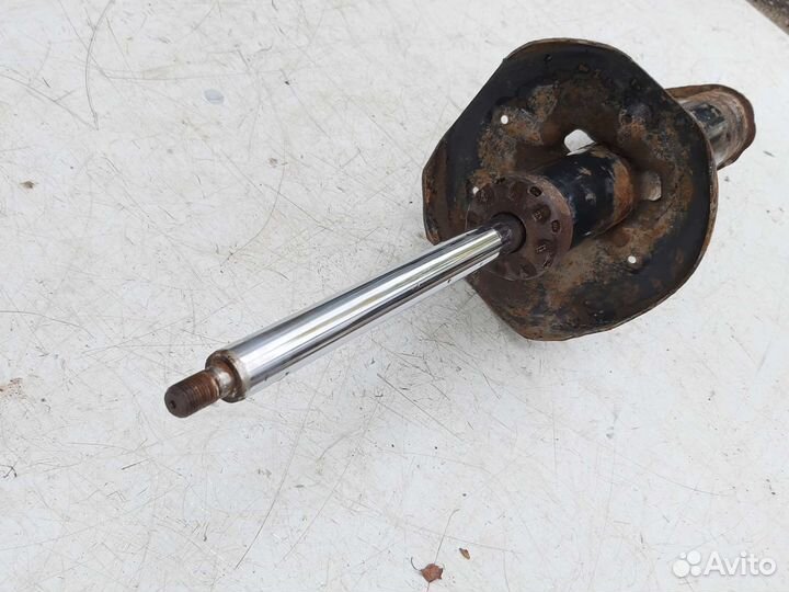 Стойка амортизатора передняя правая Mazda 323 BJ