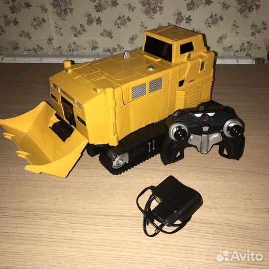 Радиоуправляемая игрушка трансформер бульдозер