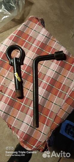 Задний буксировочный крюк и ключ балонник Логан