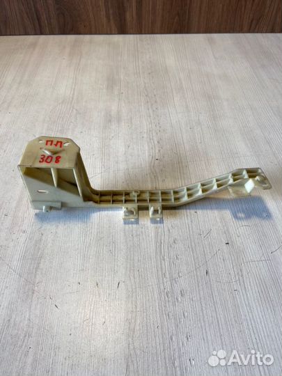 Кронштейн ручки передний Peugeot 308