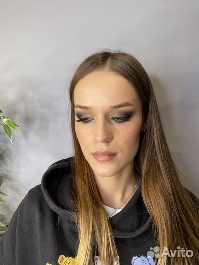 Визажист бровист