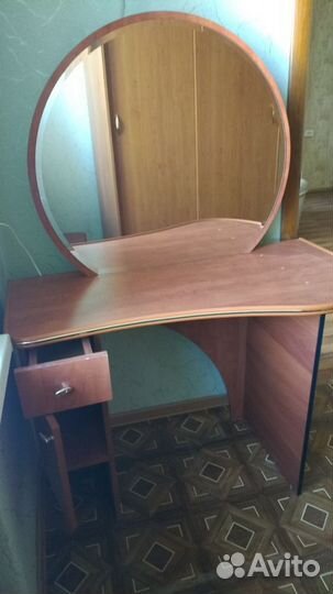 Туалетный столик с зеркалом