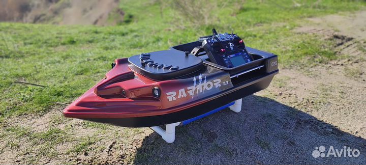 Кораблик для рыбалки с GPS Favorite raptor
