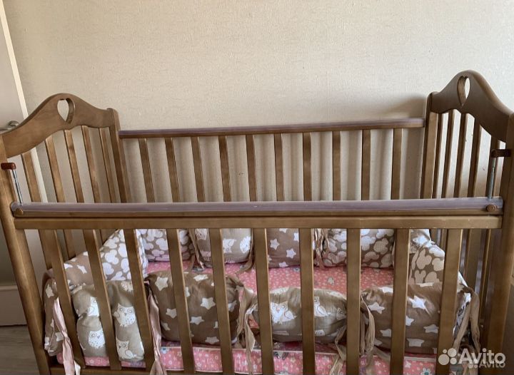 Детская кроватка с маятником