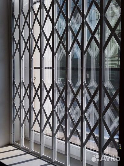 Решетки раздвижные на окна под ключ