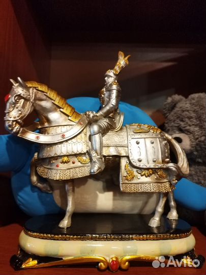 Статуэтка всадник