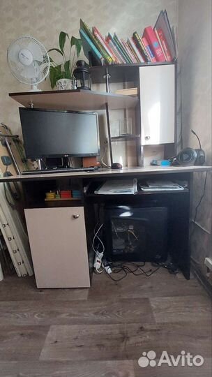 Компьютерный или письменный стол