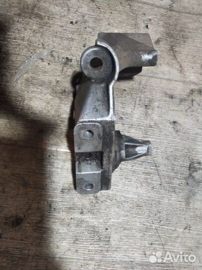 Кронштейн двигателя Skoda Octavia A4 Tour 1.6 BFQ