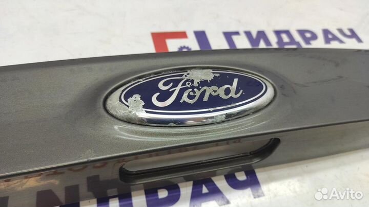 Накладка двери багажника Ford Focus 3 1750205. Красилась. Эмблема с дефектами