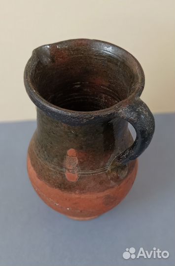 Старинный глиняный кувшин