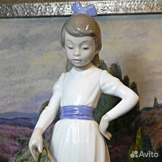 Nao By Lladro.Статуэтка.Девочка с обручем.Фарфор