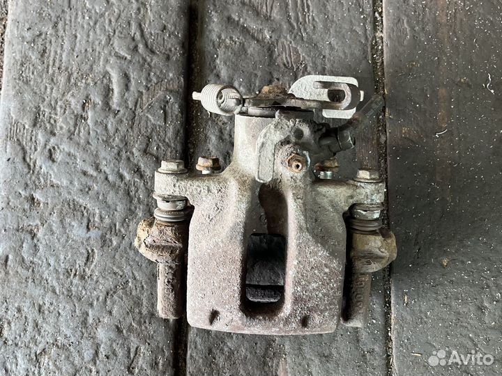 Суппорт задний правый на Toyota Auris E18