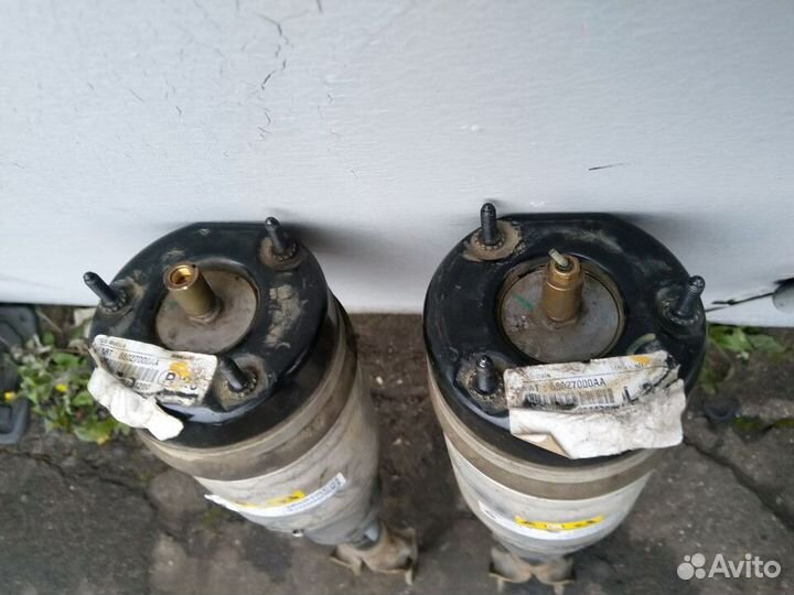 Пневмостойка передняя Jeep Grand Cherokee WK2