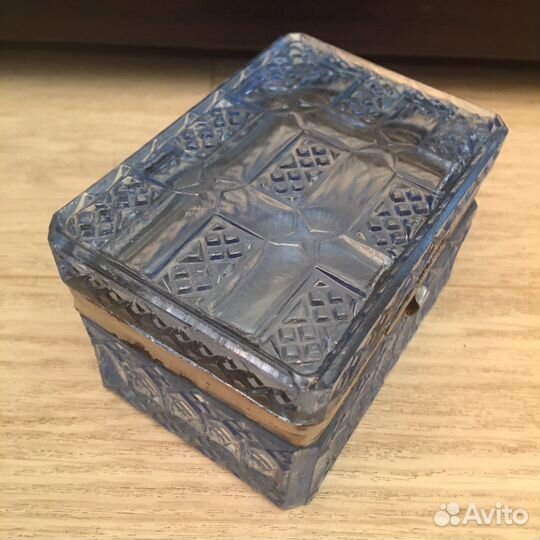 Старинная шкатулка из голубого стекла