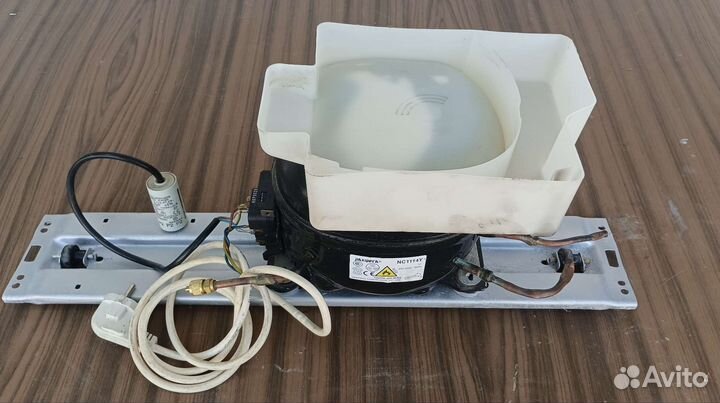 Холодильник Indesit 2-ух камерный на запчасти