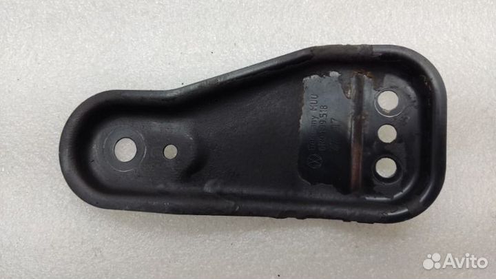 Кронштейн подрамника передний правый Volkswagen