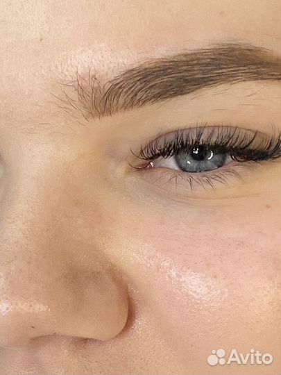 Наращивание ресниц и оформление бровей