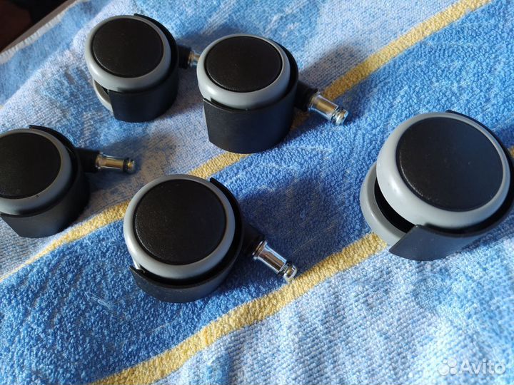 Прорезиненные колесики для офисного кресла