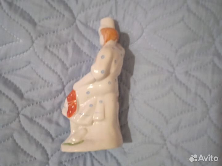 Статуэтка фарфоровая