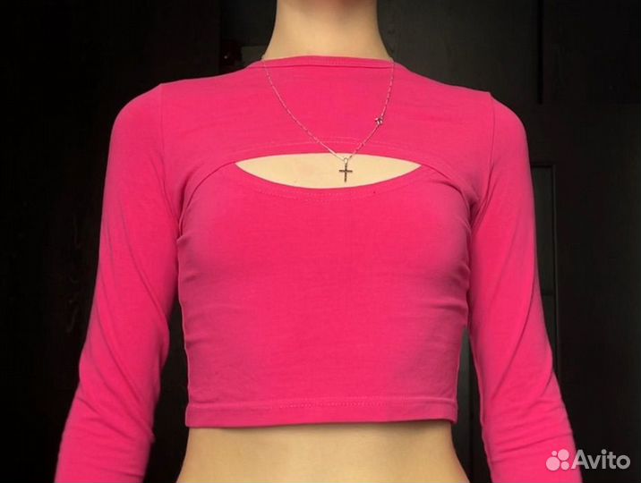 Кроп топ с вырезом