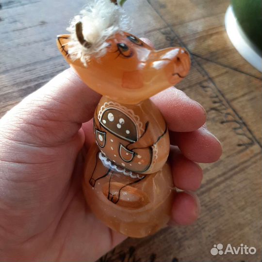 Изделие из селенита Корова на камне