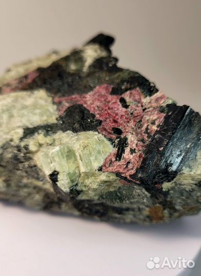 Эвдиалит в полевом шпате с эгирином