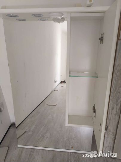 Навесная полка с зеркалом и подсветкой в ванную