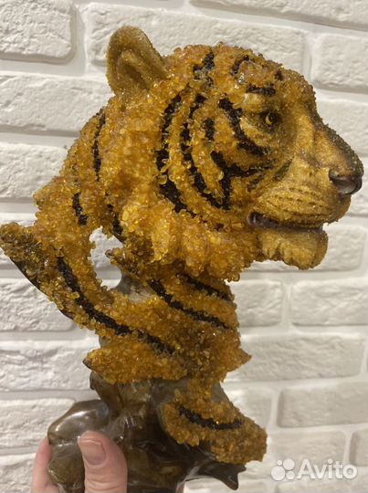 Статуэтка из нат янтаря