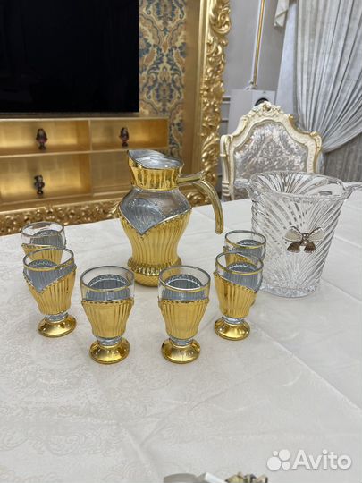 Графин и стаканы и емкость под шампанское