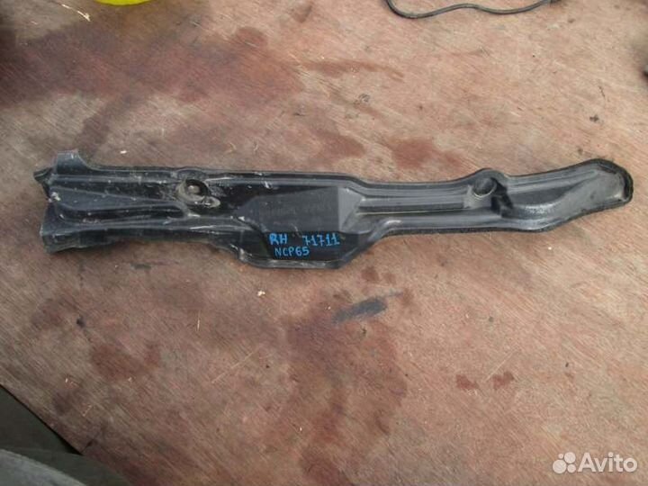 Пыльник крыла правый Toyota Ist NCP65 1NZ-FE