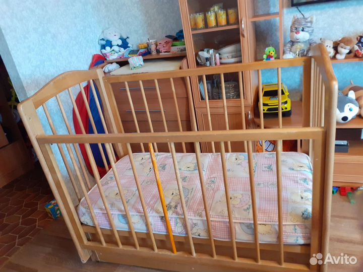 Детская кровать с маятником и матрасом