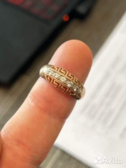 Золотое кольцо с бриллиантом