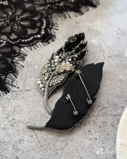 Женская брошь Перо ручной работы