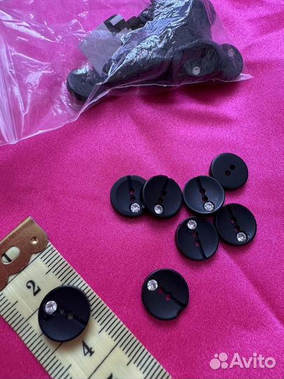 Пуговицы черные со стразами