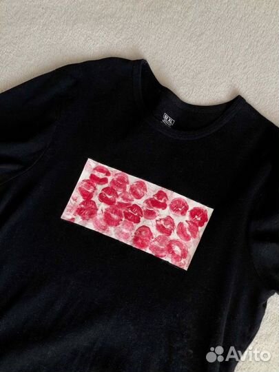 Футболка с рисунками и поцелуями