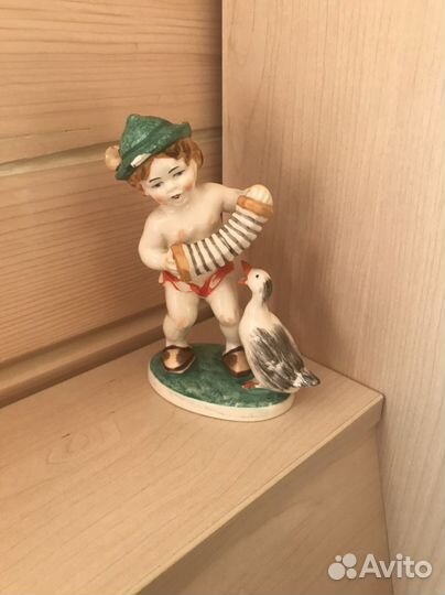 Фигурка из фарфора