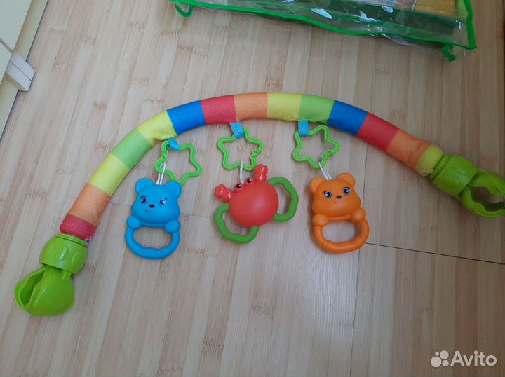 Дуга с игрушками на коляску