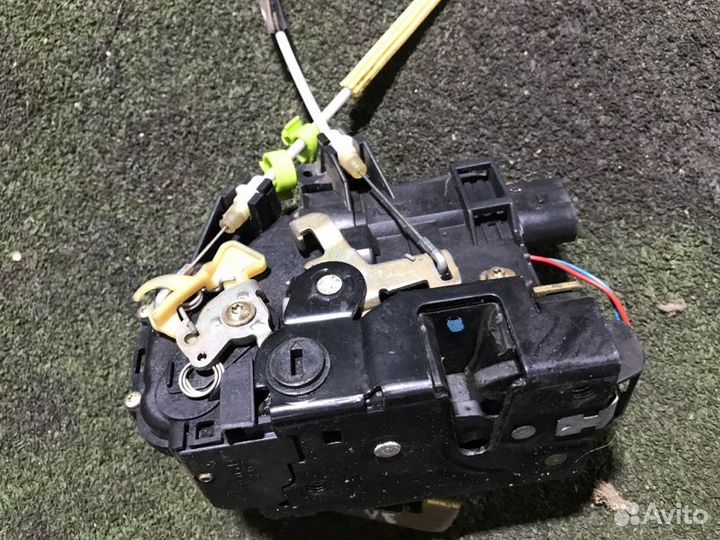 Замок двери задний левый Audi A6 C5 AGA