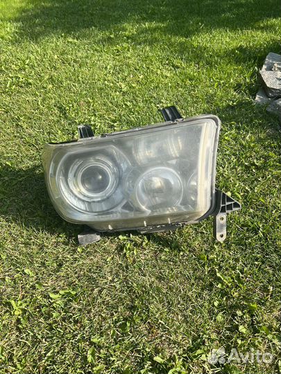 Фара правая toyota tundra
