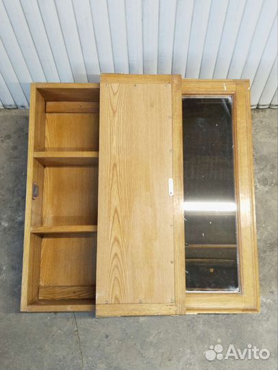 Зеркало с полочкам для ванной комнаты