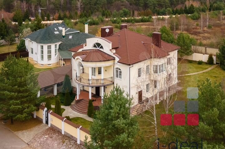 Дом 690 м² на участке 12 сот.