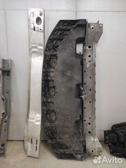 Передняя часть Nissan Leaf Azeo