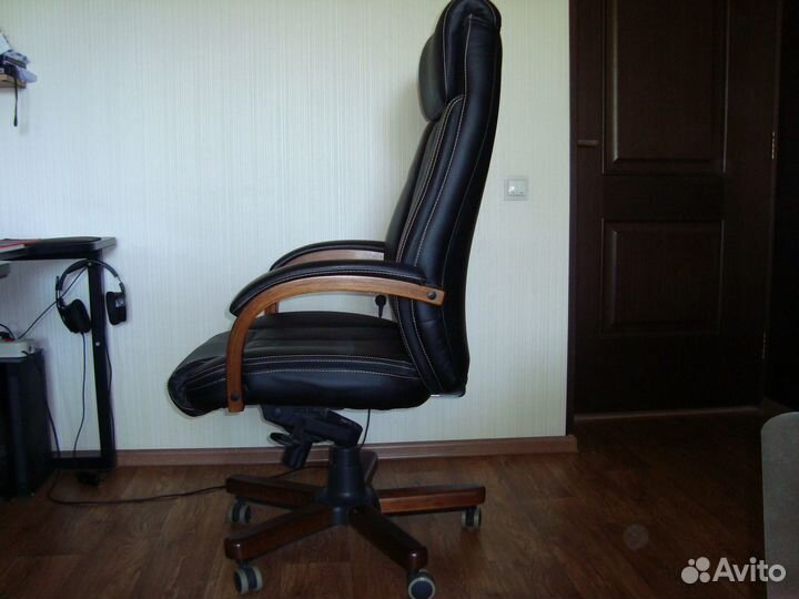 Кресло руководителя Бюрократ T-9922Walnut