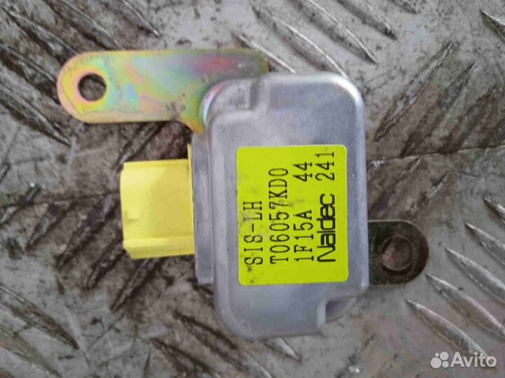 Датчик удара левый Мазда Милления TA5P