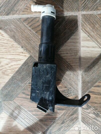 Форсунка омывателя левая Toyota Camry ACV40