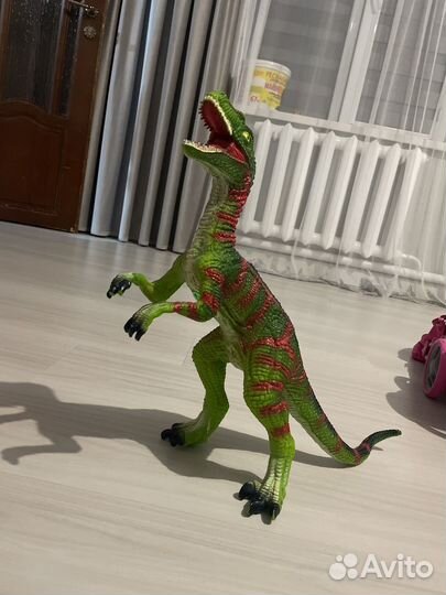 Динозавр игрушечный