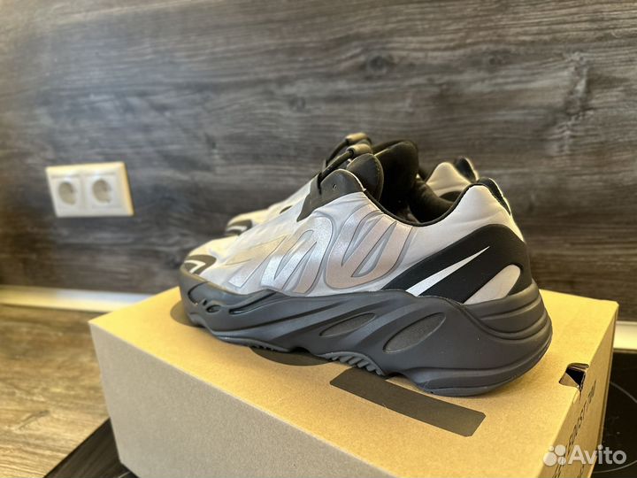 Yeezy Boost 700 mnvn 